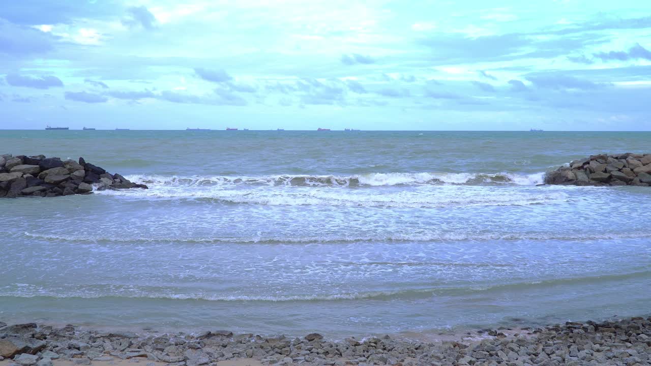 산천 해변의 작은 해변의 파도