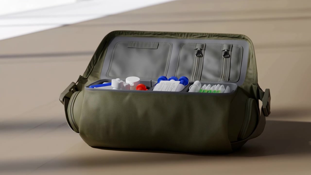 Eine neutrale Kühltasche wird beim Öffnen und Schließen in einer Innenumgebung gezeigt. Die Seitenansicht zeigt Flaschen und Kunststoffgewebematerialien vor einem neutralen Hintergrund mit grünen und blauen Farben