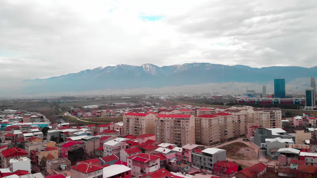 ciudad de bursa, casas y montañas, con avión no tripulado