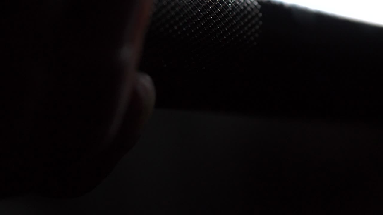 어두운 조명 체육관에서 역도 바 주위에 손