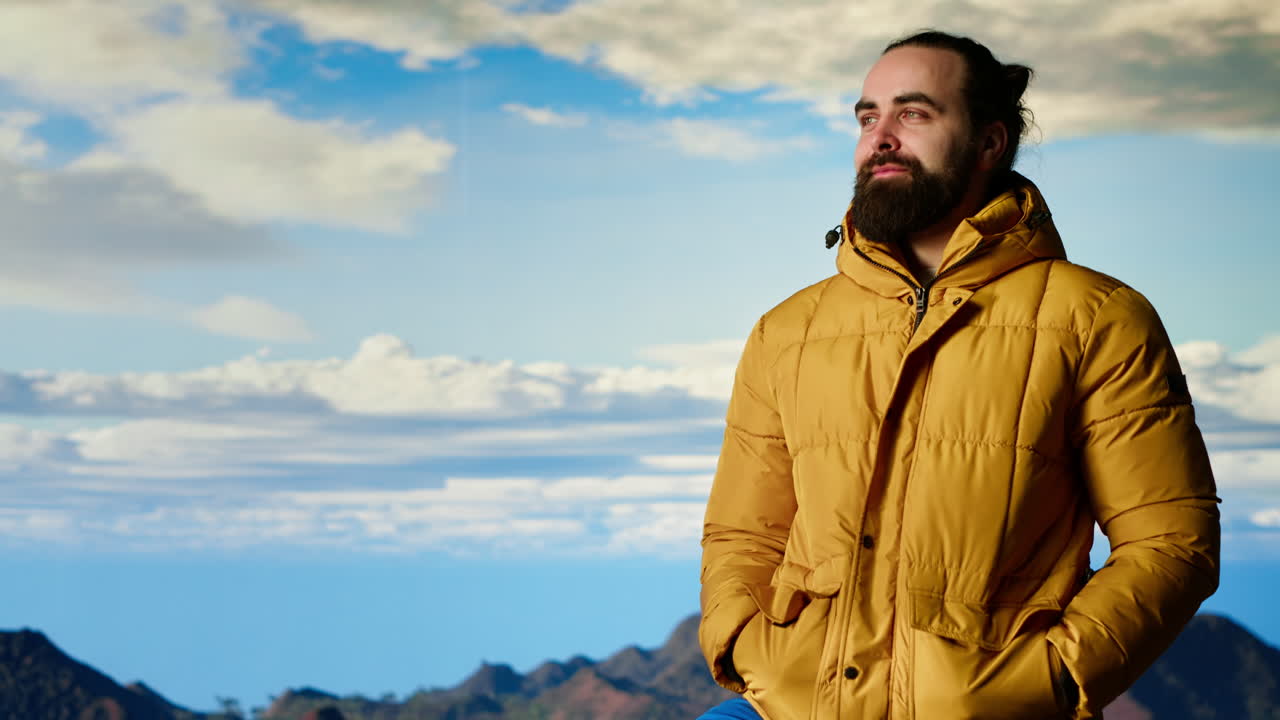 el excursionista mira la vista panorámica de los espectaculares picos de las montañas y las nubes