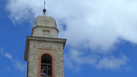 Timelapse-De-4k-Del-Campanario-Típico-De-Una-Iglesia-Italiana-En-Un-Pueblo-Rural-En-Un-Día-Soleado