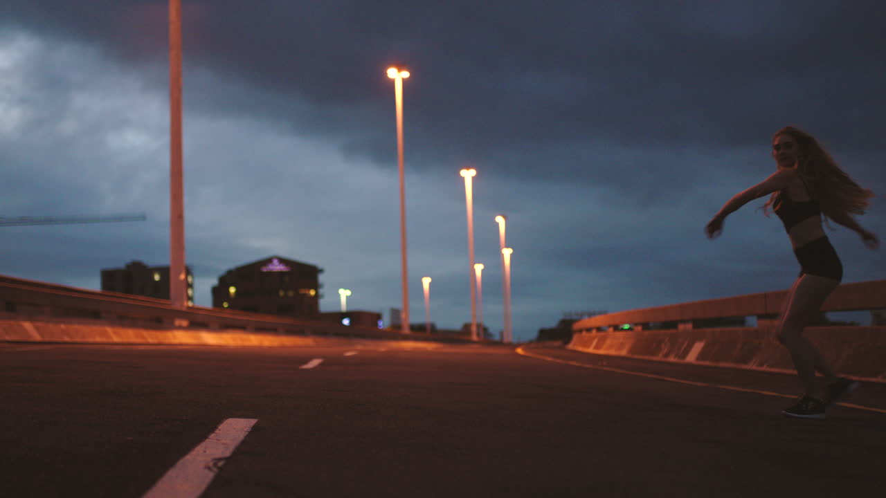 밤 에 도시 거리 에서 춤 을 추는 여자