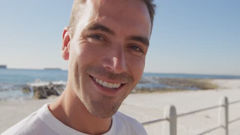 Retrato-De-Un-Joven-Sonriendo-En-Una-Playa