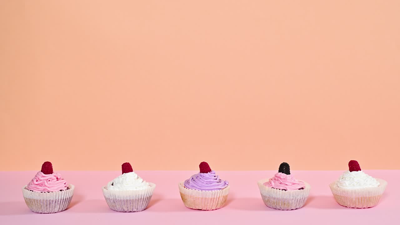línea de dulces dulces pasteles con crema cambiando de lugar en el tema pastel rosa naranja. detener el movimiento