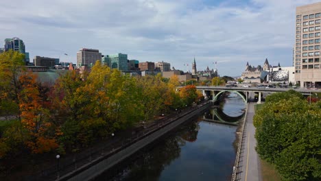 Puente-De-La-Avenida-Laurier-Sobre-El-Canal-Rideau-En-El-Centro-De-Ottawa-En-Un-Colorido-Día-De-Otoño