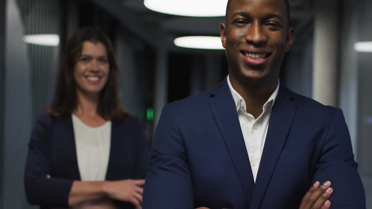 retrato de un hombre de negocios diverso y una mujer de negocios sonrientes en una oficina moderna