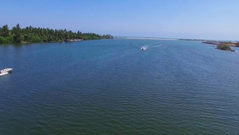 Disparo-De-Dron-Volando-A-Través-Del-Canal-De-Remanso-Con-Un-Marco-De-Cruce-De-Lancha-Rápida