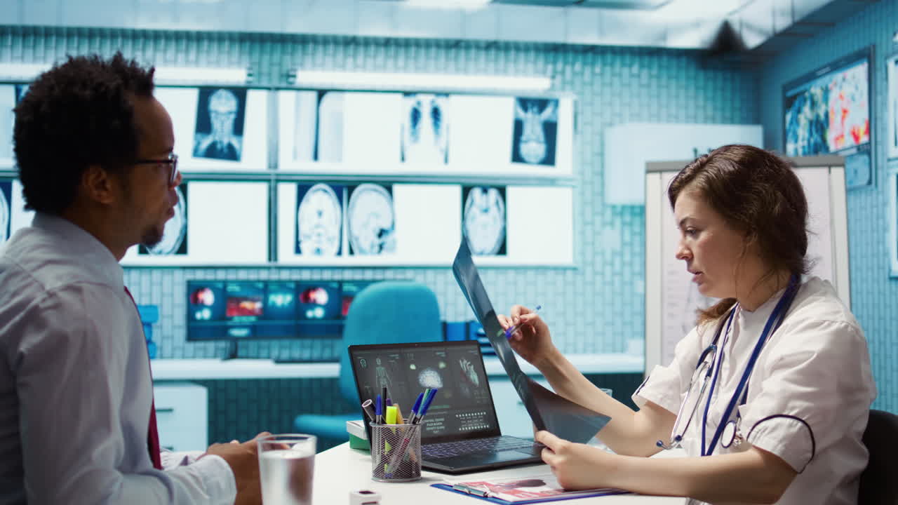 el médico de cabecera consulta al paciente sobre los resultados de las pruebas de diagnóstico