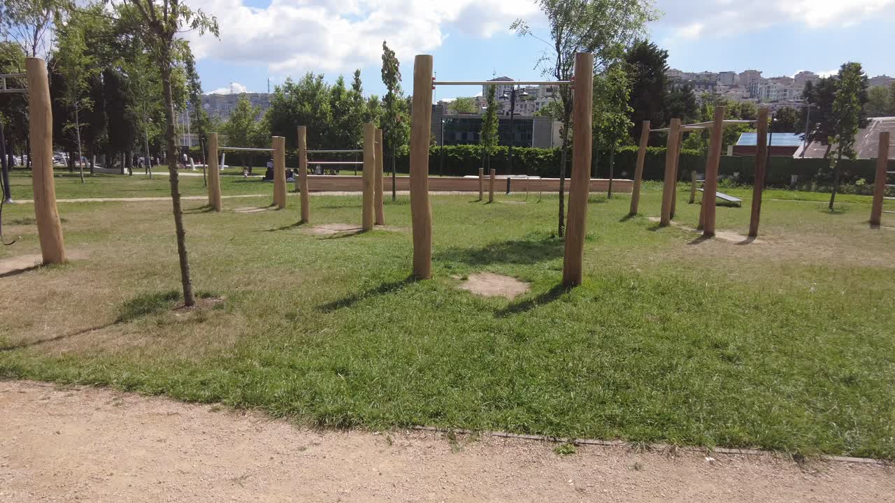 Parco con attrezzi ginnici e area giochi