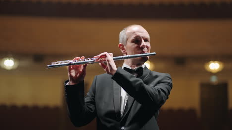 Professioneller-Flötist-Spielt-Flöte.-Porträt-Eines-Musikers-In-Der-Philharmonie.-Ein-Mann-Spielt-Klassische-Musik