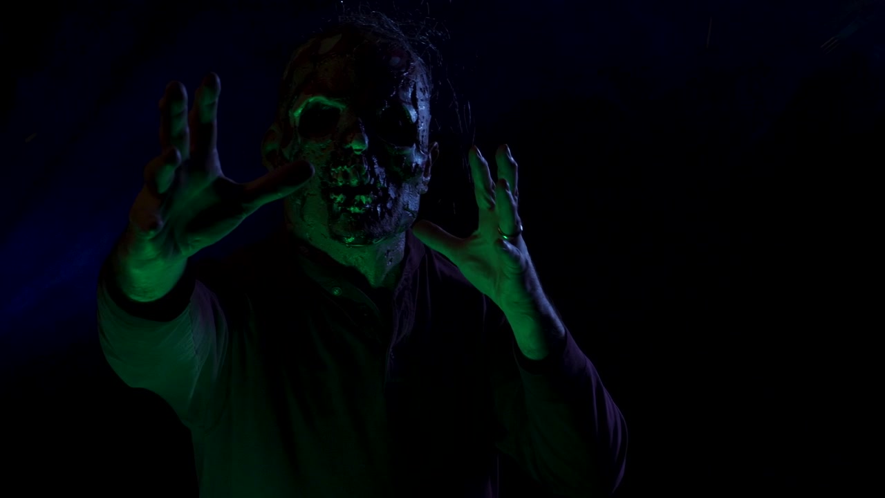 Uno zombi cammina verso la telecamera.