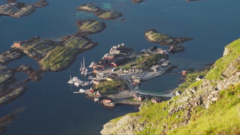 pueblo de la isla de lovund en luroy, condado de nordland, noruega