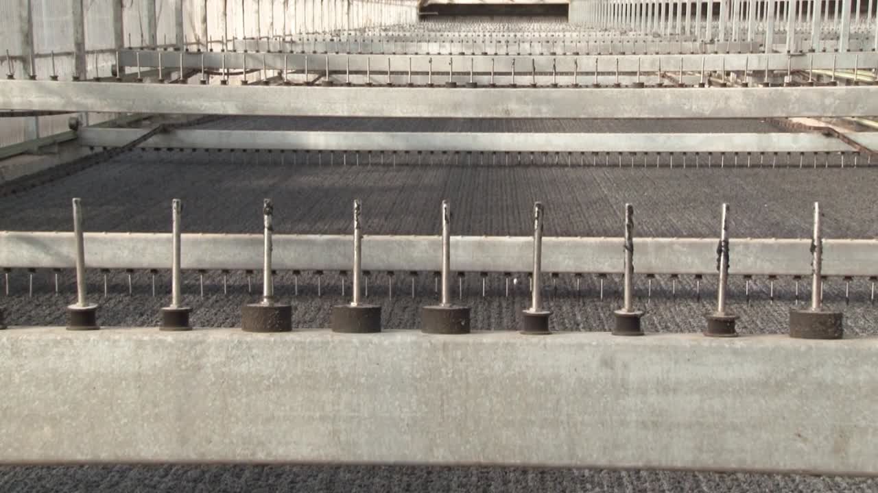 물 청소실에서 무거운 고형물을 제거하고, 격자를 만들고, 모래, 먼지를 제거하고 탈취하는 동안 폐수 처리장에서 작동하는 기계의 비디오를 닫습니다.