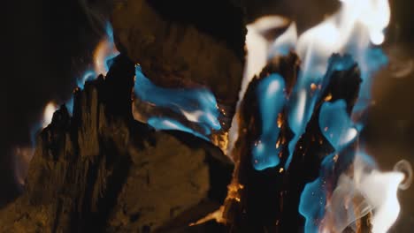 primer plano de la fogata, fuego ardiendo a cámara lenta durante el viaje de campamento