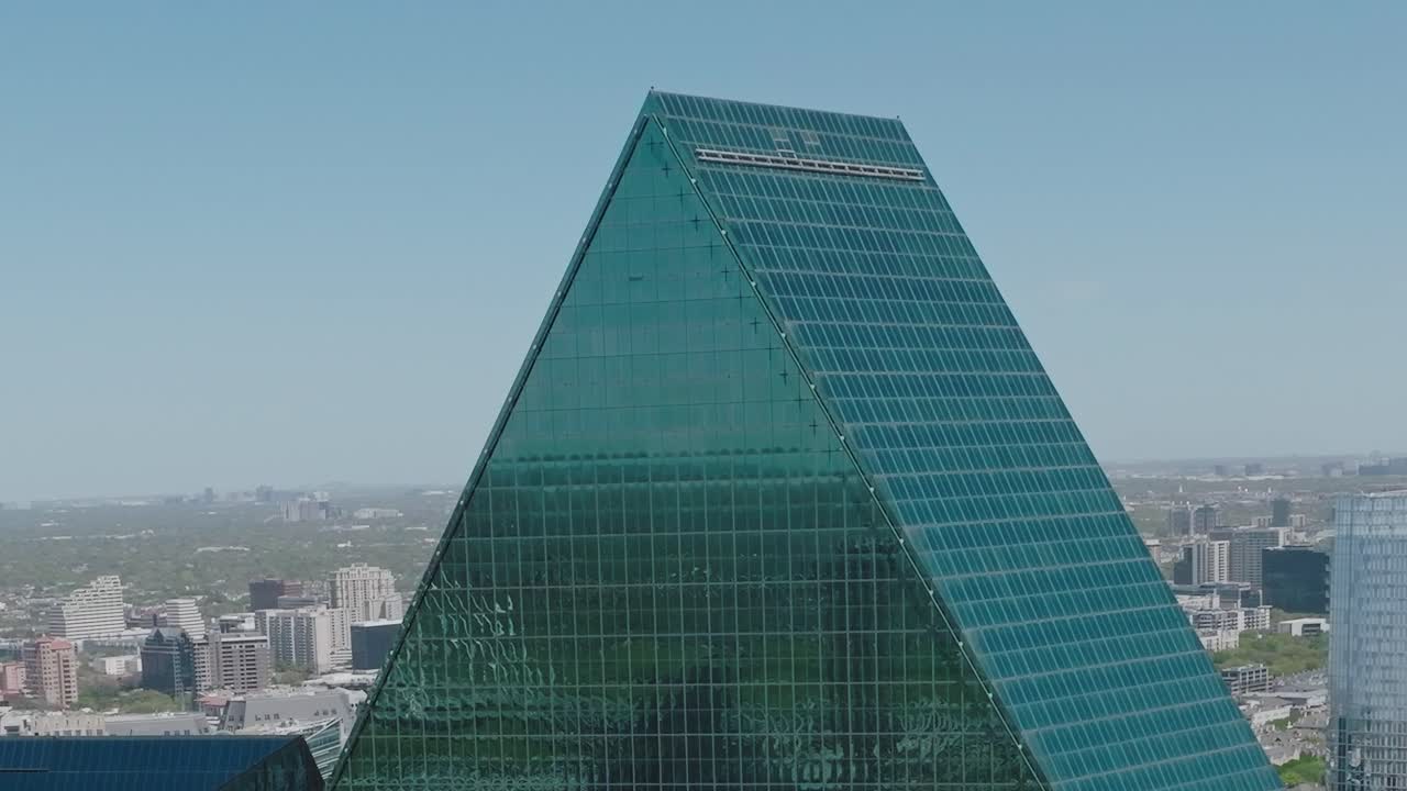 Edifici del centro di Dallas visti dall'alto in una giornata di sole