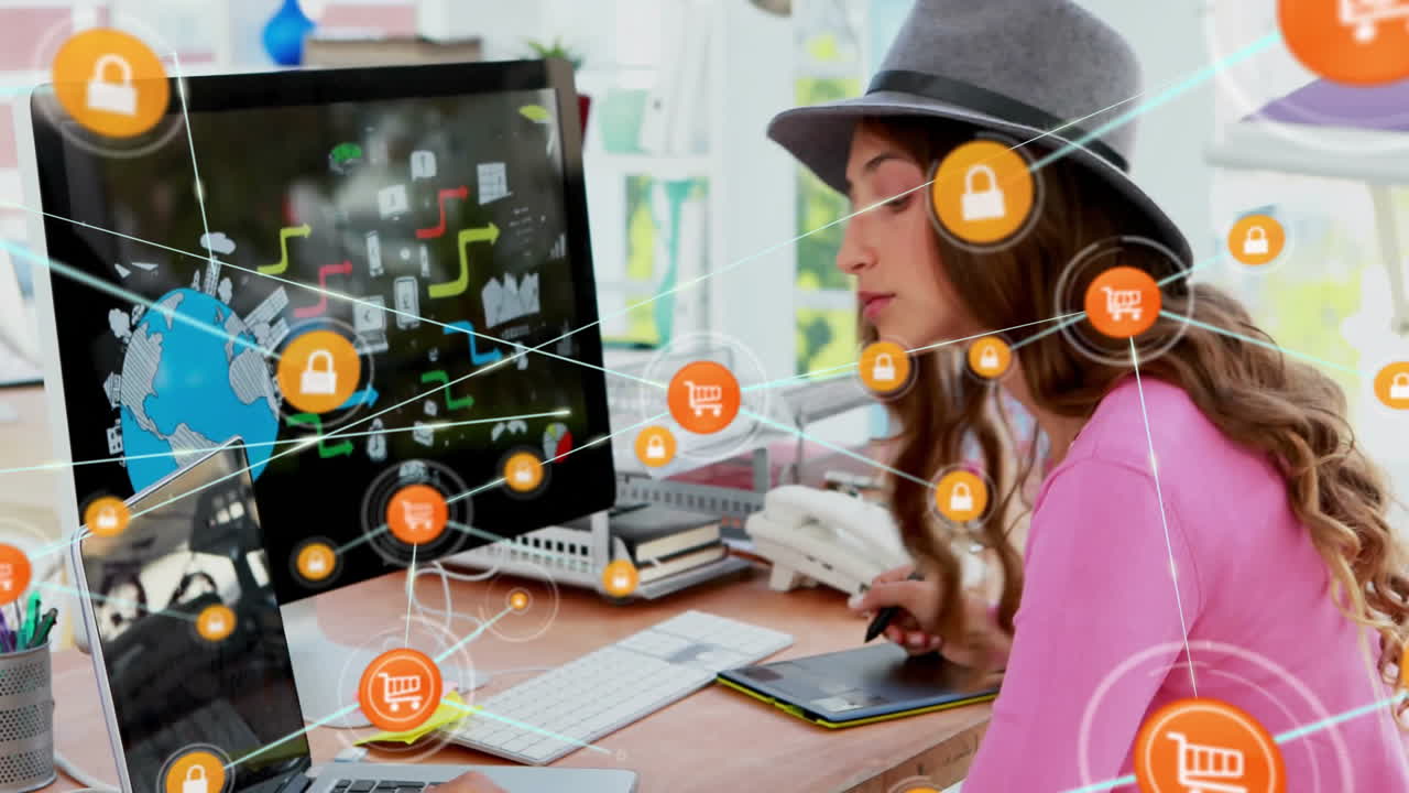 работая на компьютере, женщина, окруженная иконами электронной коммерции и анимации безопасности