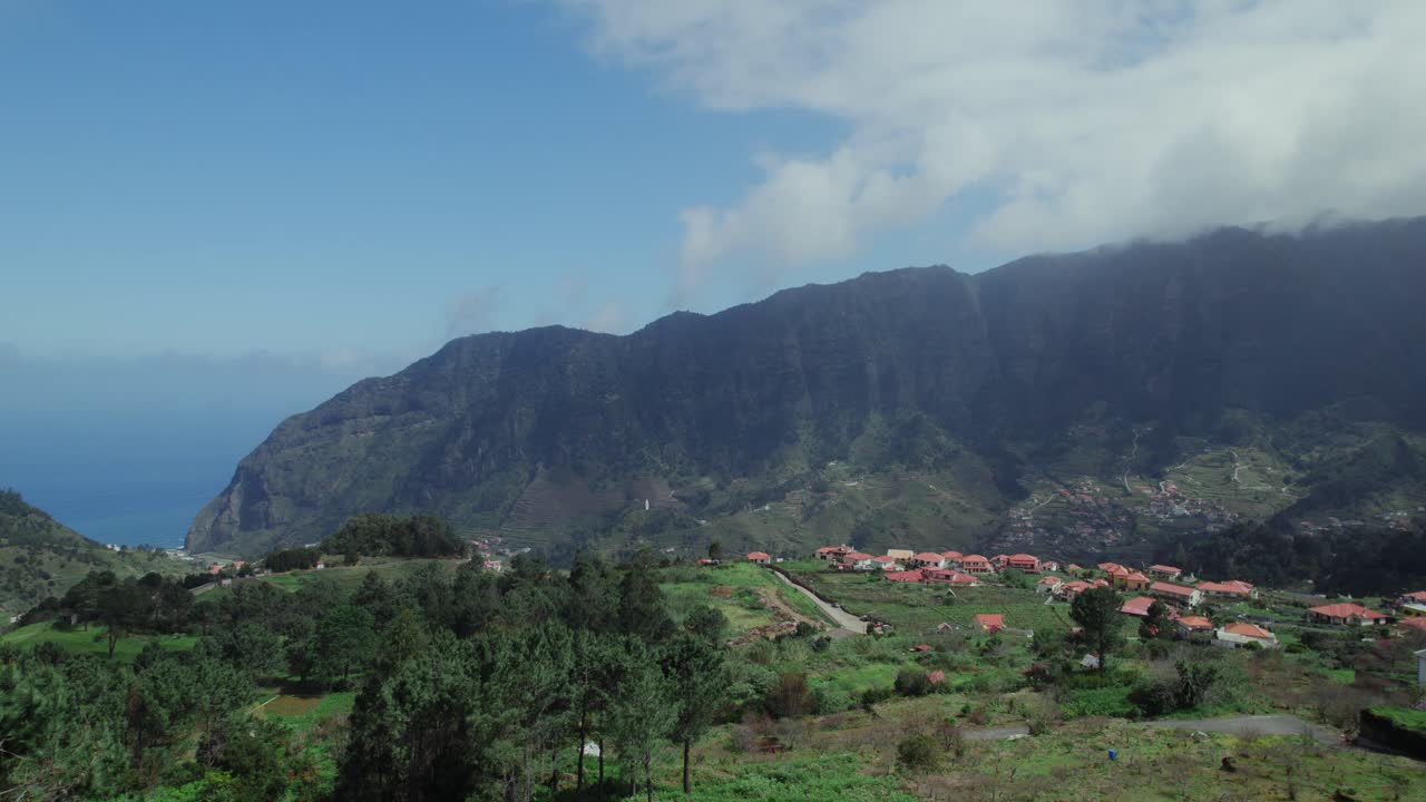 Vista aérea de un pueblo enclavado en las montañas de Madeira