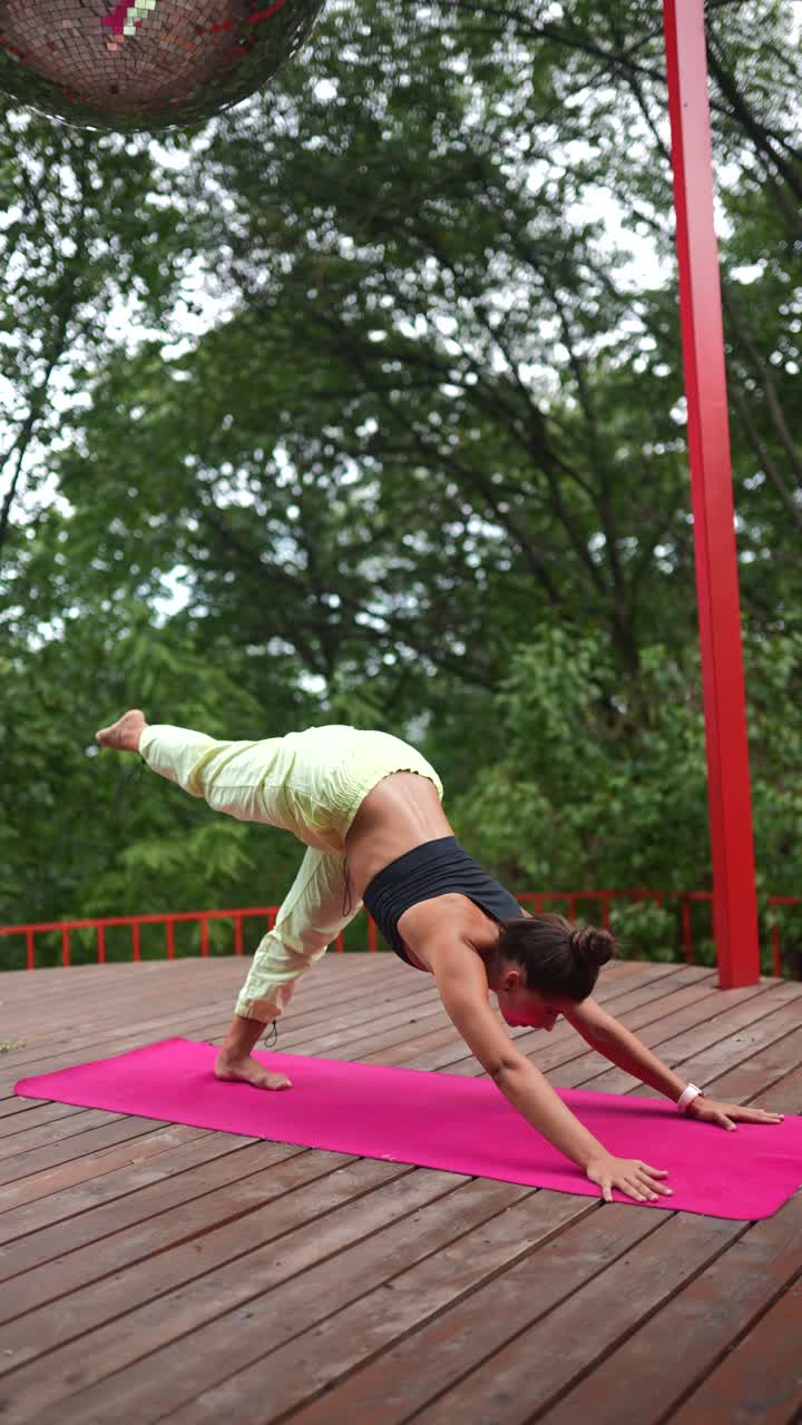 mujer practicando yoga al aire libre