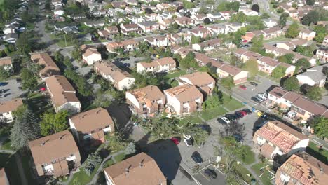 imágenes aéreas de una pequeña subdivisión en ottawa después de que un tornado devastara la ciudad.