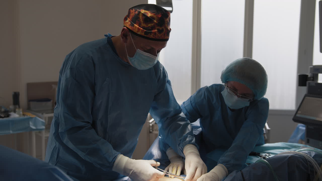 procedimiento quirúrgico en la sala de operaciones