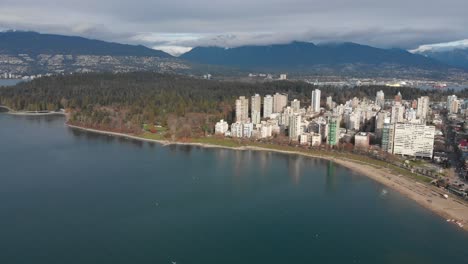 varias tomas de drones en english bay cerca del centro de vancouver, bc durante el evento polar bear 2019