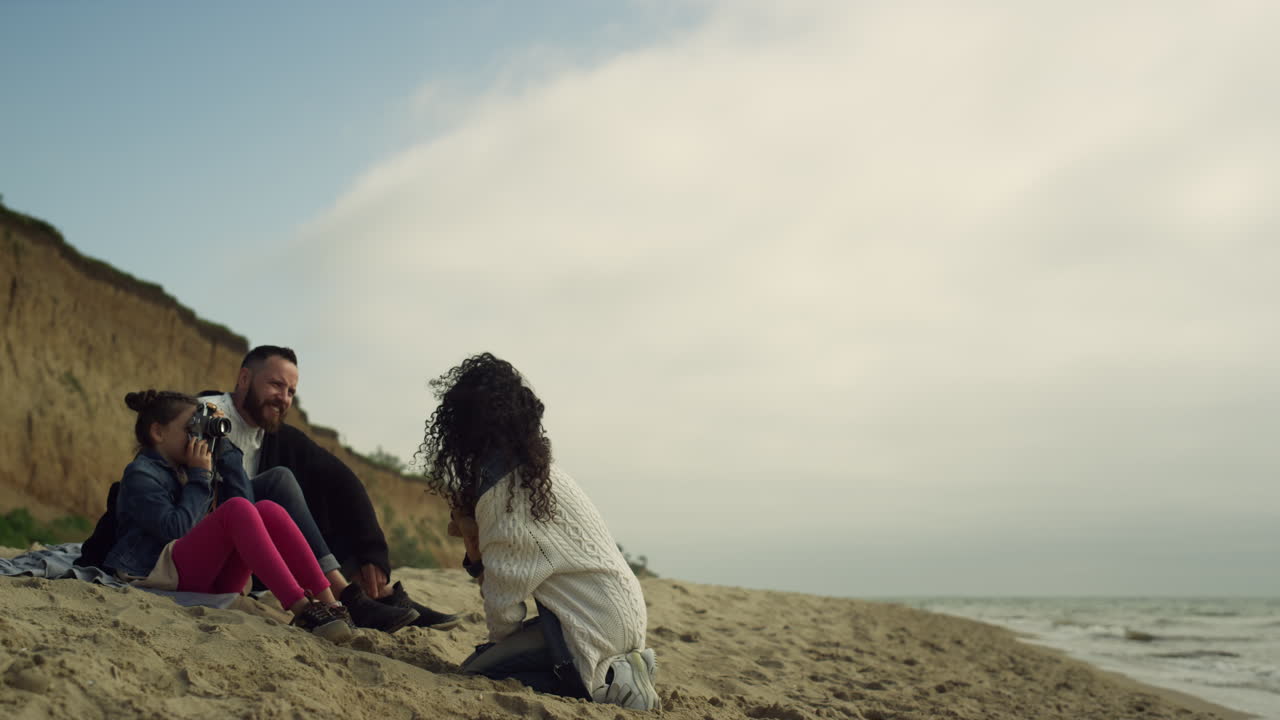 바다에서 함께 해변 사진 촬영을 즐기세요. 엄마, 아빠, 아이, 밖에서 즐기세요.