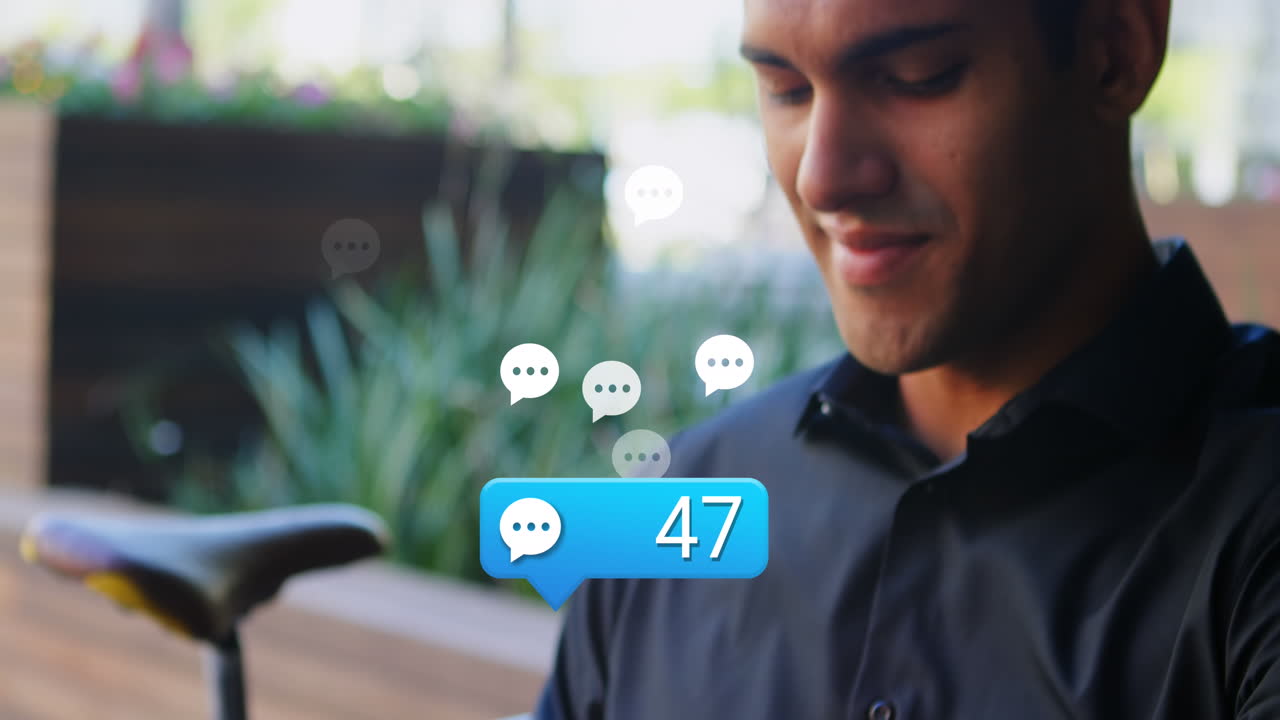 animación de múltiples iconos de las redes sociales sobre el hombre caucásico usando un reloj inteligente al aire libre.