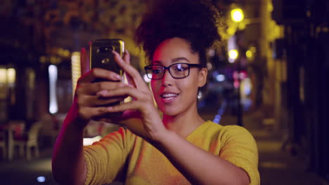 la reina de las selfies nocturnas toma fotos