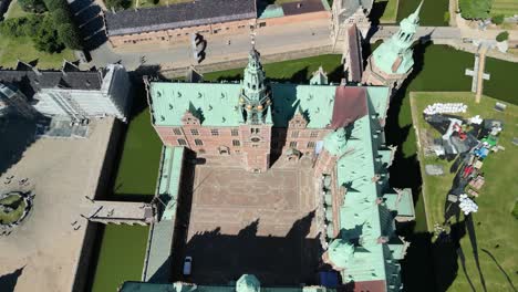 Castillo-De-Frederiksborg-Dinamarca-Drone-Pan-Down