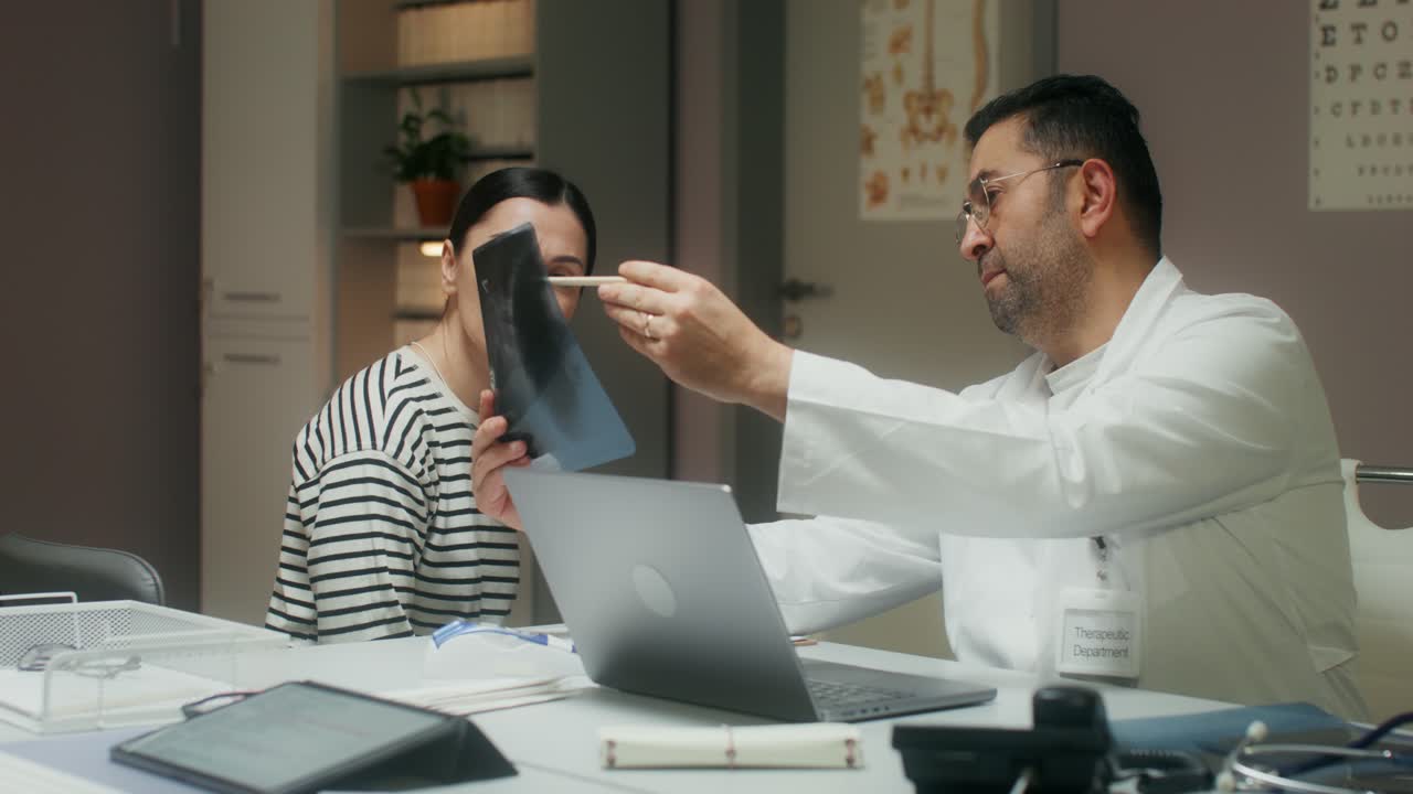 의사 가 환자 와 함께 스레이 에 대해 논의 하고 있다