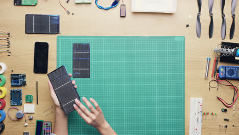 vista superior mujer ingeniera sosteniendo paneles solares concepto de energía verde desde arriba - dragón épico rojo