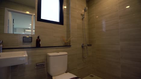 y nuevos azulejos beige limpio diseño de interiores de baño
