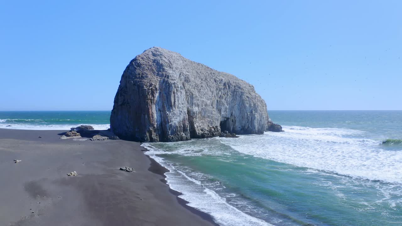 piedra iglesia iglesia de piedra maule ciudad de constitucion región de maule, talca santiago de chile disparo de dron viajando hacia la derecha