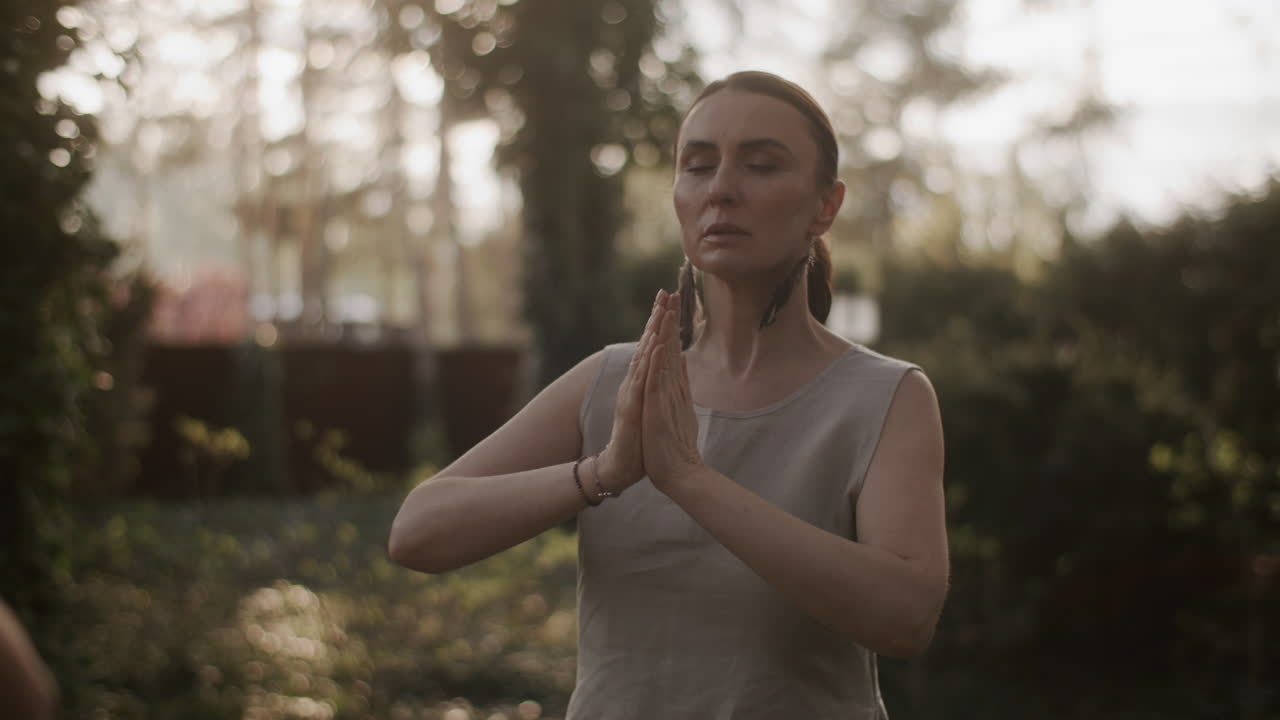 mujer meditando al aire libre