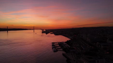 Heiterer-Rot-orangefarbener-Dunst-Durch-Sonnenuntergangslichter,-Violetter-Und-Rosa-Himmel-über-Dem-Tejo,-Lissabon,-Portugal