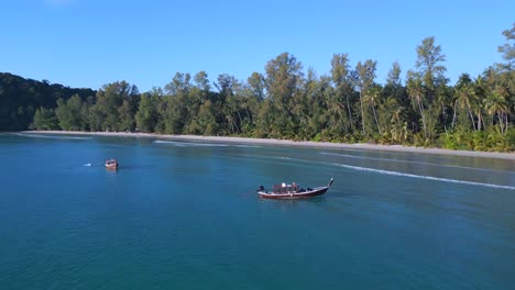 Sobrevuelo-Longtailboot-Flyover-Drone-Increíble-Vista-Aérea-Superior-Vuelo-Ko-Kut-Barco-En-Bay-Lagoon-Beach,-Tailandia-Verano-2022