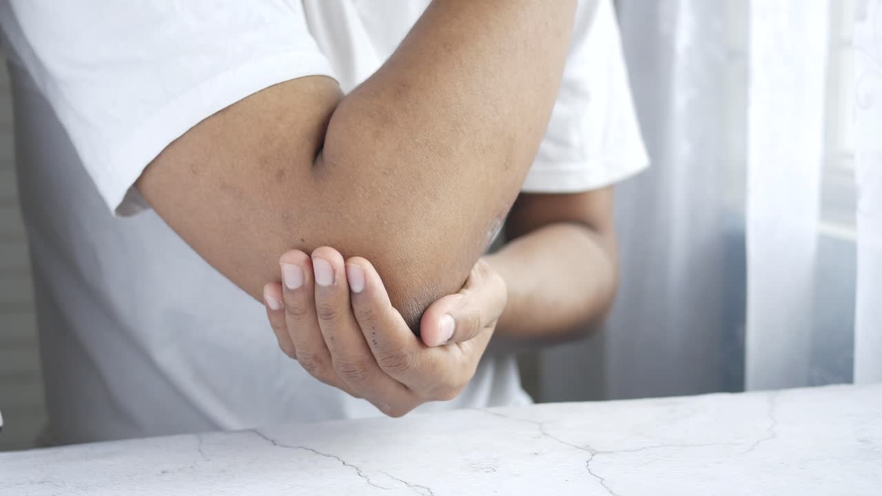 팔꿈치 통증이 있는 사람