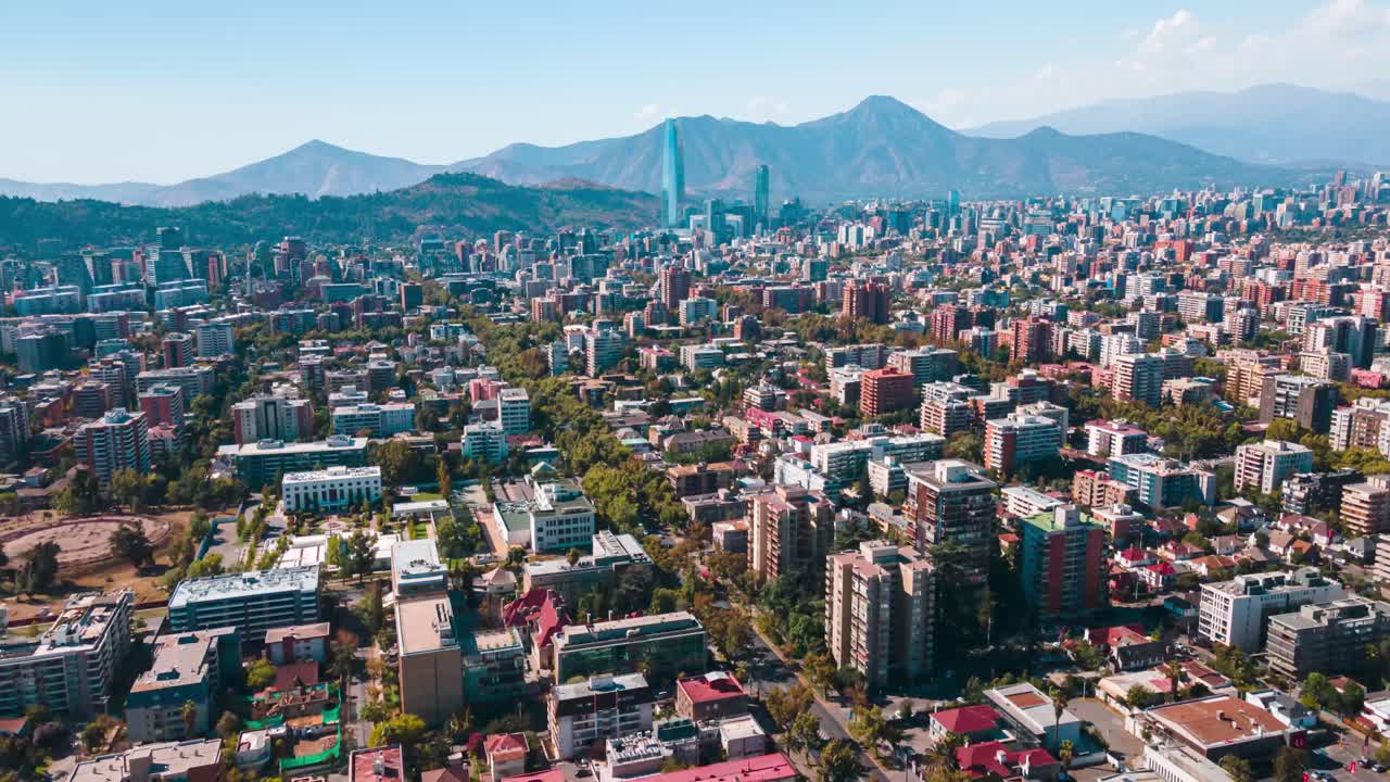 Hyperlapse aereo su Ñuñoa a Santiago del Cile in una giornata di sole con montagne ed edifici sullo sfondo