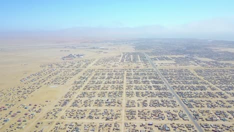 Antenne-über-Einer-Seltsamen-Verlassenen-Stadt-Mit-Leeren-Einsamen-Vororthäusern-In-Der-Wüste-Von-Namibia-Afrika-5