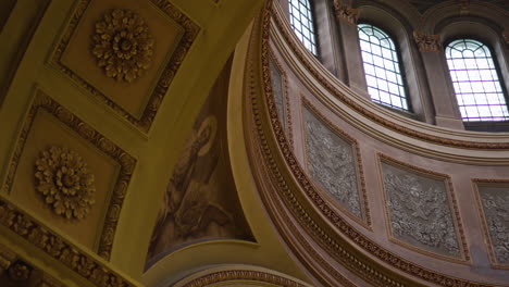 el interior de una iglesia