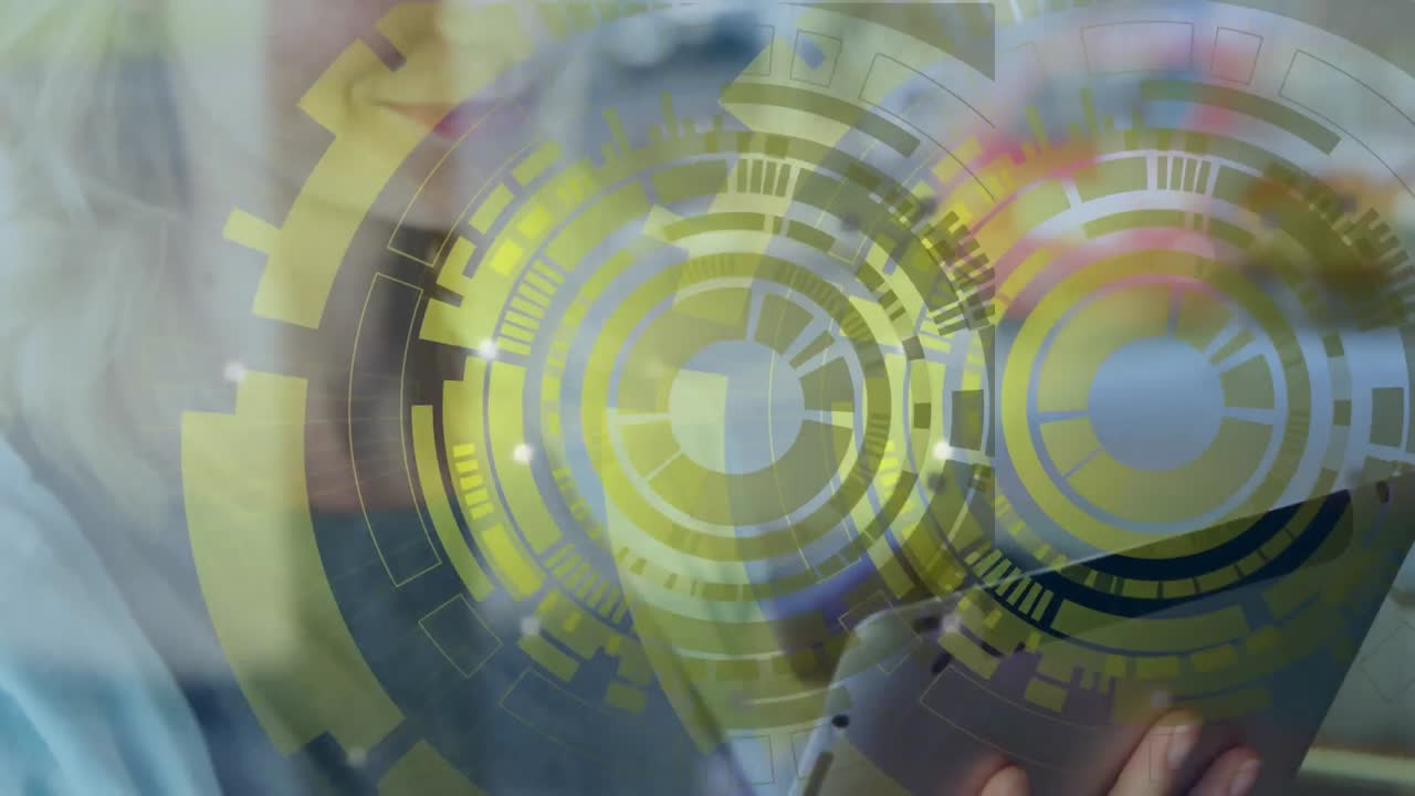 animación de escaneo de alcance sobre mujer caucásica usando tableta.