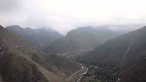 在秘魯高地的綠色和岩石山脈之間的道路上,