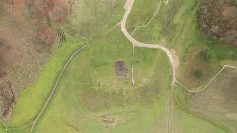 Antena:-De-Arriba-Hacia-Abajo-Del-Sitio-Arqueológico-De-Kernave,-Una-Capital-Medieval-Del-Gran-Ducado-De-Lituania