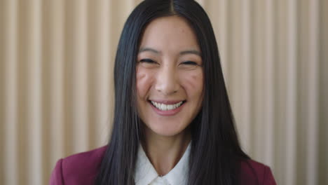 Retrato-De-Una-Joven-Hermosa-Mujer-Asiática-Riendo-Alegre-Mirando-La-Cámara-Con-Traje-Formal-Feliz-Cara-Linda-Femenina