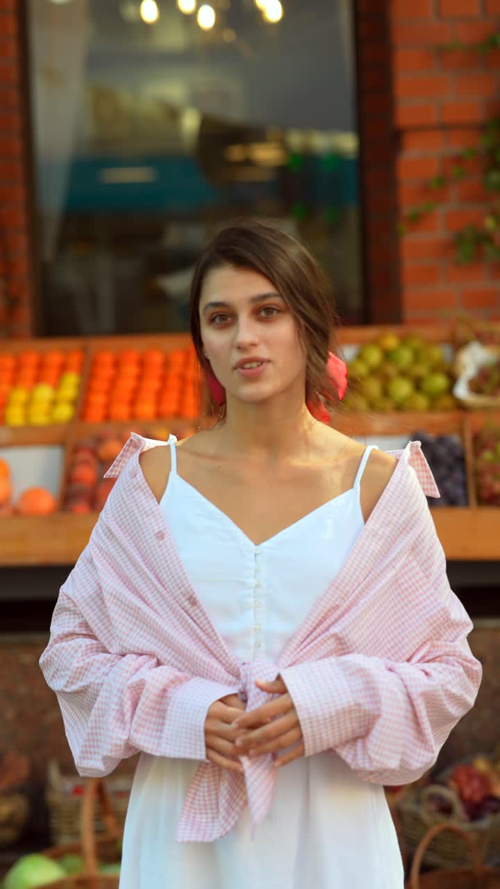 과일 시장 에 있는 세련 된 여자