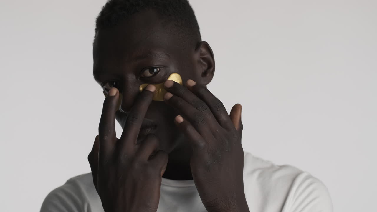 회색 배경에 자신감 있는 아프리카계 미국인 남자.