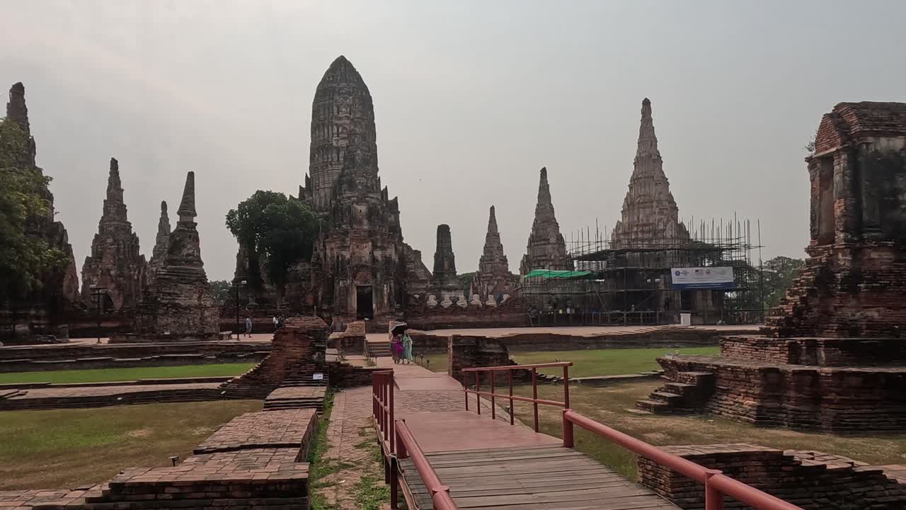 vista panorámica de las ruinas históricas del templo en ayutthaya