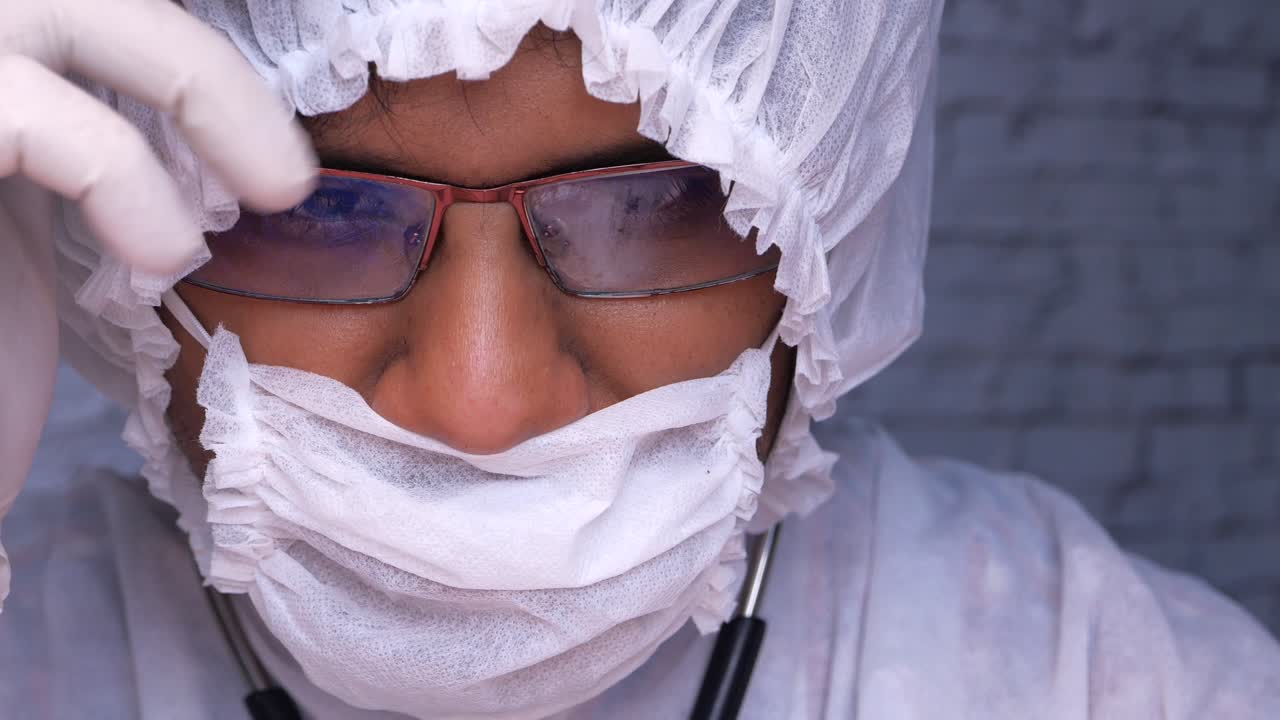 médico con equipo de protección