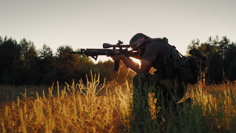 hombres armados camuflados apuntan a la vista óptica de la puesta de sol